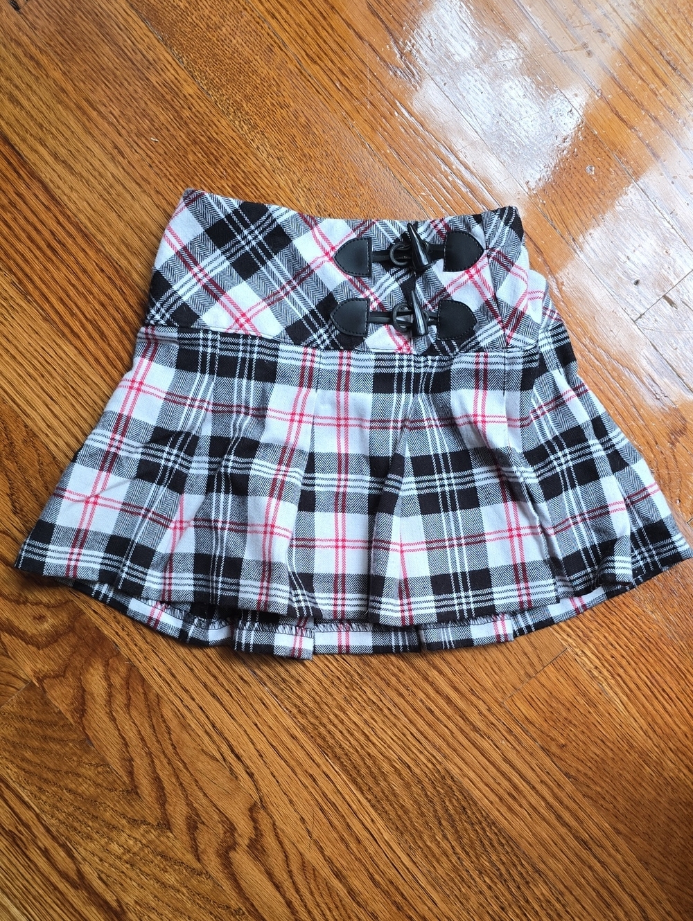 Vintage Hartstrings Black White & Red Plaid Pleated Kilt Skirt w Toggle Accents